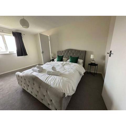 Beautiful 3-Bed Apartment in Swansea