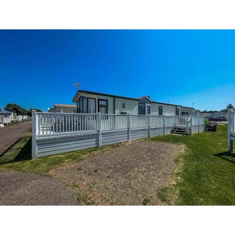 Beautiful 4 Berth Caravan With Decking At Naze Marine Park Ref 17013hp