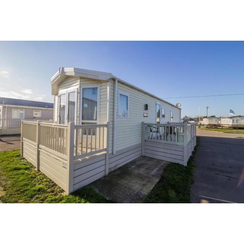 Beautiful 6 berth caravan at Suffolk Sands Holiday Park ref 45010MV