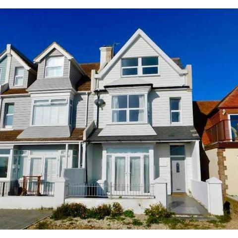 Beautiful Beach House with 4 Bedrooms and Hot-Tub