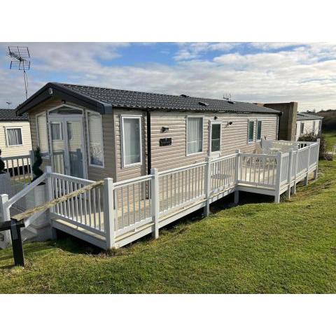 Beautiful Caravan With Decking At Naze Marine Park, Sleeps 8 Ref 17341br