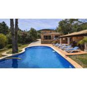 Beautiful country house with pool located in a privileged environment