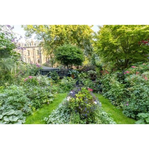 Beautiful Double Room in Idyllic West End Townhouse