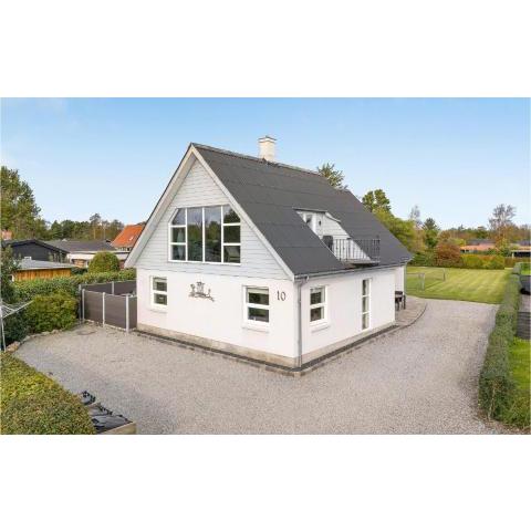 Beautiful home in Hadsund with 5 Bedrooms and WiFi