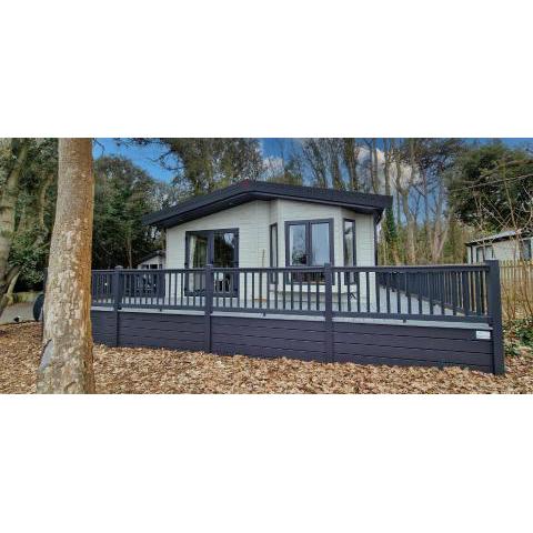 Beautiful Lodge With Decking At Azure Seas In Suffolk, Sleeps 6 Ref 32217og