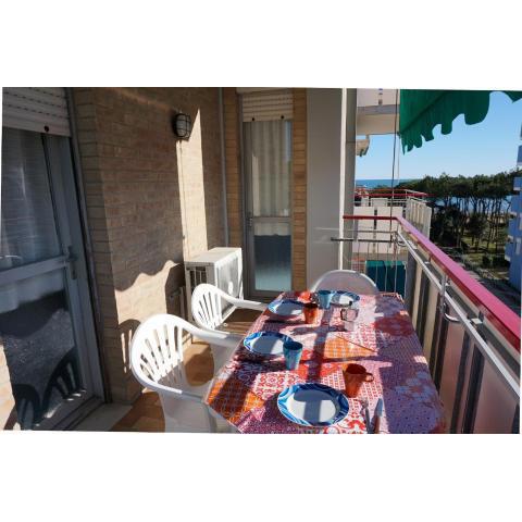 Beautiful two-room apartment for 6 people facing the sea