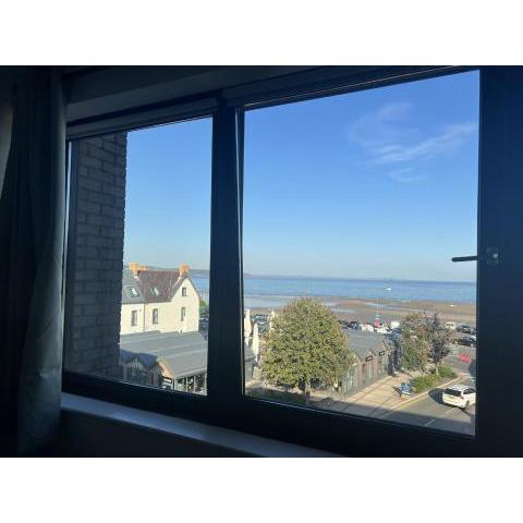 Beddoes Court Top Floor Studio with Sea Views