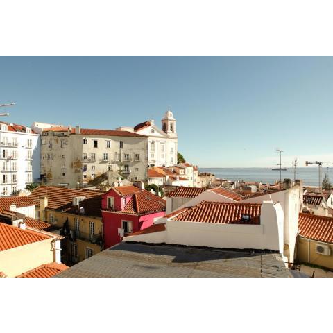 Best Terrace River View Apt in Alfama