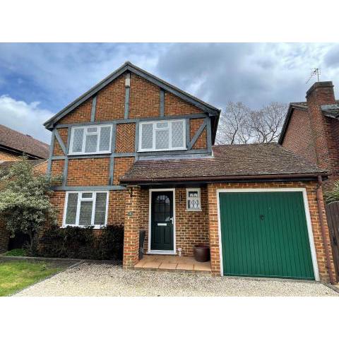 Binfield - Spacious Luxurious Four Bedroom House