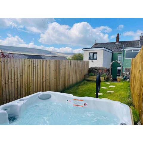 Bluebell Cottage Heritage Town nr Brecon Beacons with hot tub