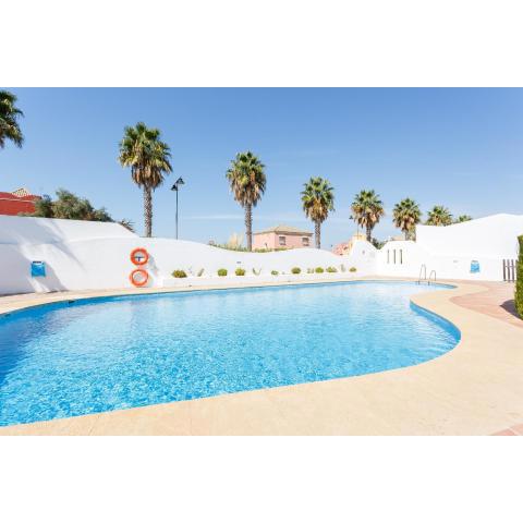 Bonito apartamento en campo de golf con piscina