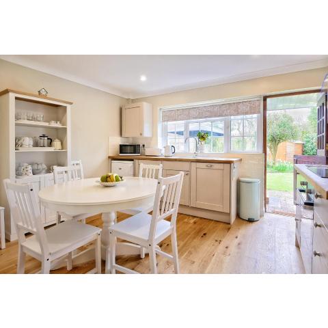 BRAMLEY FALL COTTAGE, Chichester 4km, 3 BEDROOMS, SLEEPS 6, West Wittering Beach 8 minute drive, Quiet Rural Location, FREE SKY TV INC SPORTS AND KIDS, CHILD FRIENDLY, Stairgates, High Chair, Travel Cot, Welcome Pack, Private Parking 4 cars