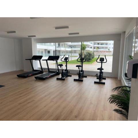 Brand new apartment with gym&rooftop pool.