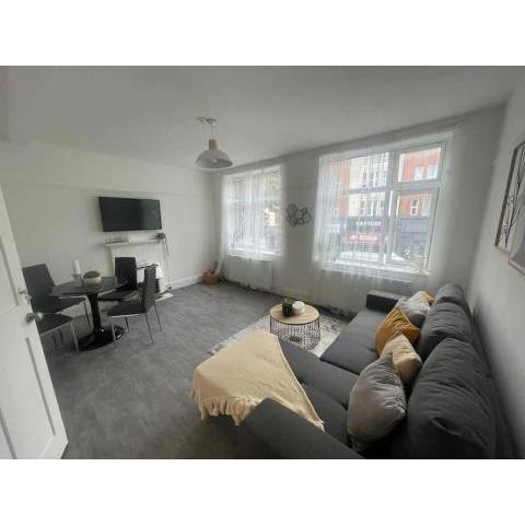 Bright 2 Bedroom Flat On Tower Bridge