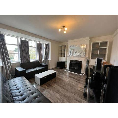 Bright and spacious 2-Bed Apartment in Sutton