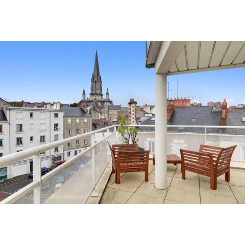 Bright apartment with large central terrace