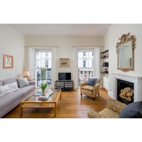 Bright flat for 6, near Victoria and Warwick square