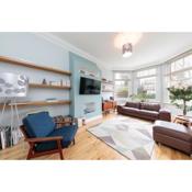 Bright & Spacious Two Double Bedroom Apartment Close to Station