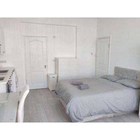 BRIGHT STUDIO ON GOLDERS GREEN ROAD