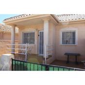 Bungalow with 2 bedrooms and roof terrace in the center of La Zenia. Free WIFI.