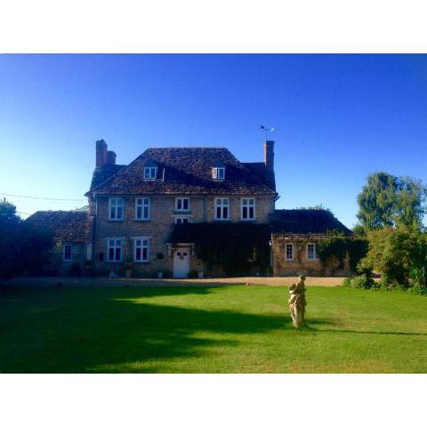 BUSCOT MANOR with HOT TUB-WILD SWIM-PADDLEBOARD-BIKES-BBQ-WALKS &SLEEPS UP TO 20