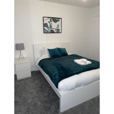 Cannock, Modern 2 bed house, Perfect for contractors, Business Travellers, Short Stays, Driveway for 2 vehicles, Close to M6, M54/i54, A5.A38. McArthur Glen Designer Outlet