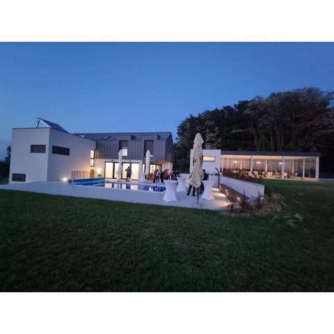 Casa Cielo, new modern villa with outdoor pool
