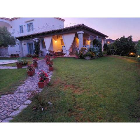 Casa con piscina, ampio giardino .San Teodoro