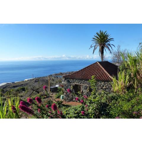 Casita en el campo con vista al oceano