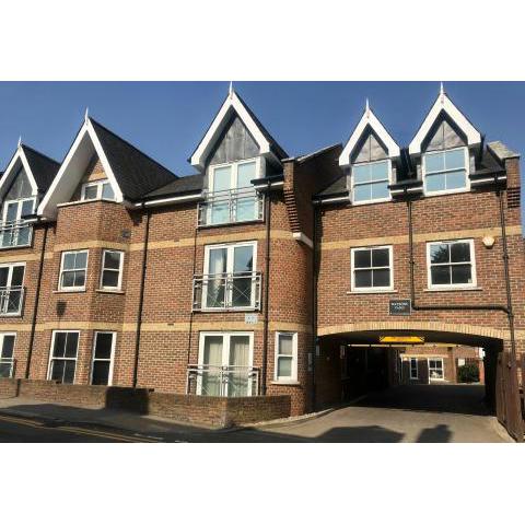 Central 2 Bed, 2 Bathrooms, Ground Floor Apartment with Parking