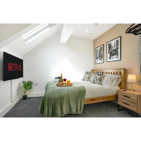 Central Buckingham Apartment #2 with Free Parking, Pool Table, Fast Wifi and Smart TV with Netflix by Yoko Property