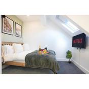 Central Buckingham Apartment #5 with Free Parking, Pool Table, Fast Wifi and Smart TV with Netflix by Yoko Property