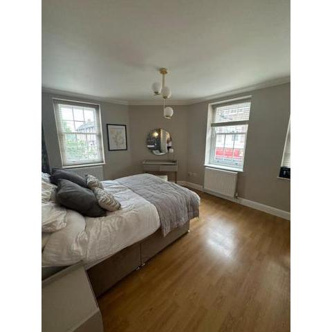 Central Charm: Stylish & Comfy 2BR Flat in Central