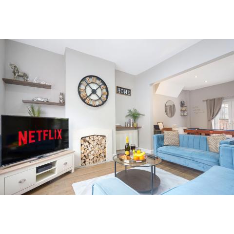 Central House with Parking, Pool Table, Super-Fast Wifi and Smart TV with Netflix by Yoko Property