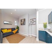 CENTRAL LOCATED TWO BEDROOM FLAT WITH ROOF TERRACE * SLEEP 10 Guests