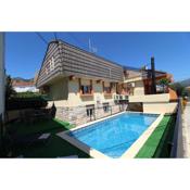 Chalet con piscina y barbacoa