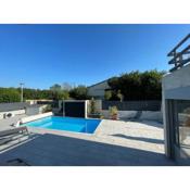 Charmant logement avec piscine et jacuzzi