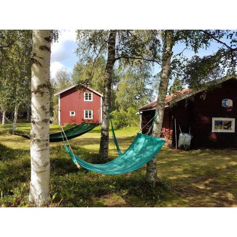 Charmig gård med bastu, strandtomt och utedusch i naturskönt område