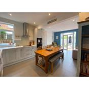 Charming 3 bed house and garden, pet friendly