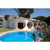 Charming 3-Bed Villa with pool in Olhos de Agua