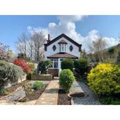 Charming Seaside Cottage in Leigh-on-Sea