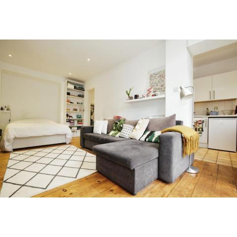 Charming West London Studio Your Urban Oasis