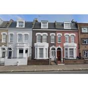 Cheerful 4 bedroom Victorian house with back courtyard