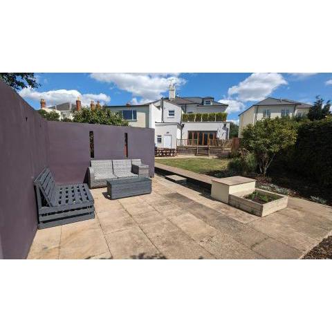 Cheltenham large house with gym, bar & hot tub