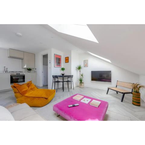 Chic & Modern 2BD Maisonette in Homerton