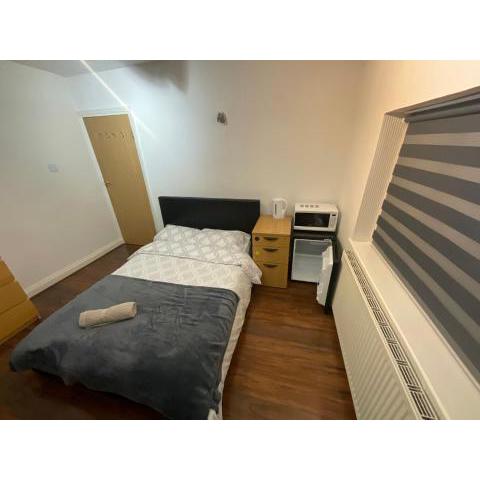 Comfortable Double room in family house Heathrow airport