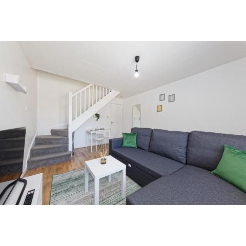 Comfortable Home in Kent, Sleeps 6 - Parking Available