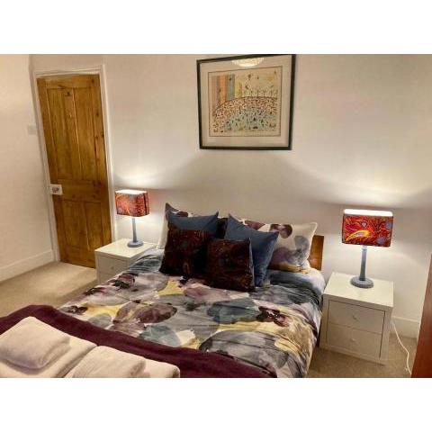 Comfortable stylish room in Hanwell