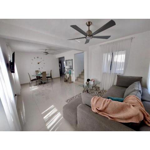 Contemporary 3BDR home 20 min away PC Beach