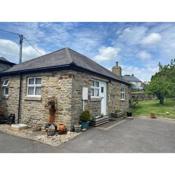 Cosy 1-bedroom cottage with indoor open fireplace